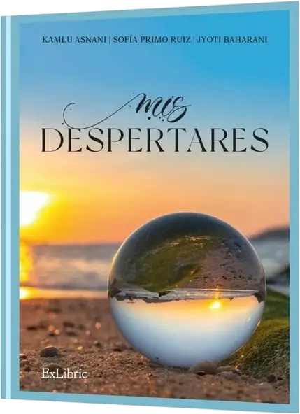 Portada del libro "Mis Despertares" de Kamlu Asnani, Sofía Primo Ruiz y Jyoti Baharani, con una imagen de un paisaje costero al atardecer reflejado en una esfera de cristal. Diseño atractivo que invita a la reflexión y al autodescubrimiento.
